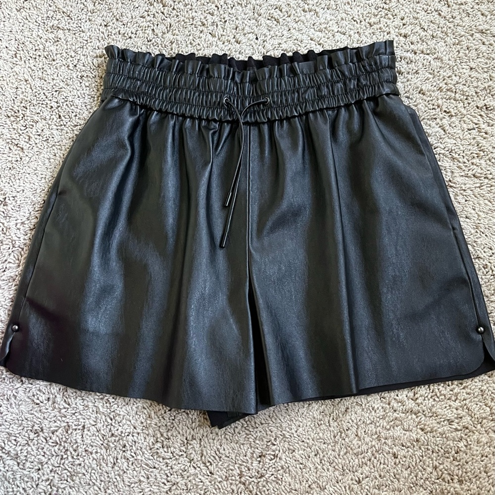 One Zara short, one David Lerner short and 3 David Lerner skirts size S